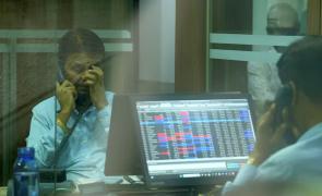 Sensex, Nifty close marginally lower after hitting fresh lifetime highs