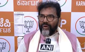 'Horse-trading within K'taka Cong; MLAs offered Rs 50 cr, flat, car'