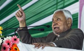 Nitish snaps as women leave event during his address