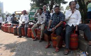 Govt bars LPG for households with piped gas connections