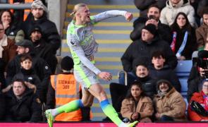 City cruise, Villa rally as EPL title race heats up