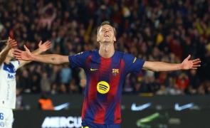 Barcelona rally to beat Alaves; Bayern survive scare