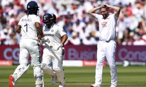 PIX: India navigate safely to tea after Eng post 387