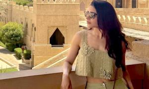 Samantha Goes On A Desert Holiday