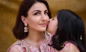 Soha's Special Kiss On Mother's Day