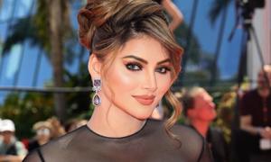 Urvashi Suffers Wardrobe Malfunction