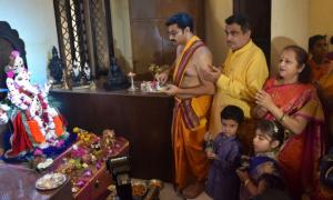 PHOTOS: How netas celebrate Ganesh Chaturthi