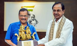 Kejriwal hosts lunch for KCR; talks political issues
