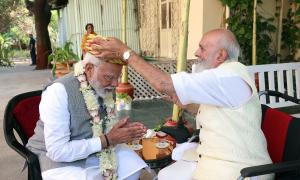 Modi hails Rajputs, meets Jamnagar royal amid stir