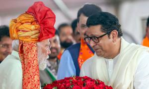 Raj shares stage with Modi, justifies support to NDA
