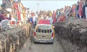 Guj family gives samadhi to 'lucky' car; 1,500 join