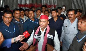 Akhilesh garlands JP bust, urges Nitish to exit NDA