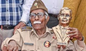 INA Veteran Salutes Netaji