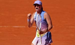 French Open: Swiatek, Sabalenka advance; Rune survives
