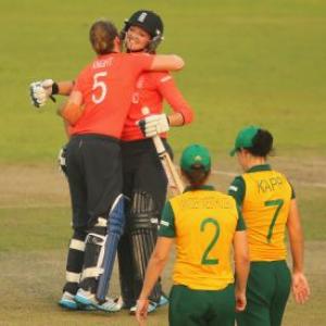 England eves cruise to World T20 final