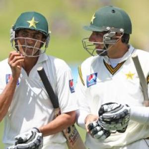Younis, Misbah steady Pakistan but Sri Lanka in control