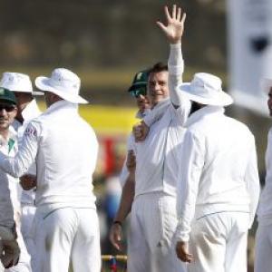 Five-wicket Steyn rips through Sri Lanka