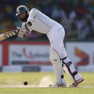 Amla, De Villiers dig in for South Africa