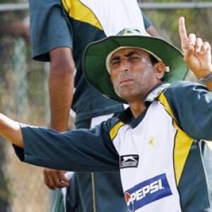 Younis supports Miandad's 'green pitch' policy