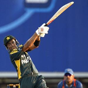 Malik ton sets up Pakistan's victory