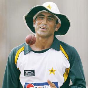 Pakistan recall Younis for Australia ODIs