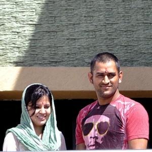 Dhoni and wife Sakshi arrive in Kolkata