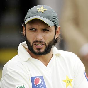 Afridi under fire for retiring from Test cricket