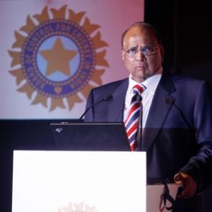 Adhering to Lodha recommendations, MCA president Sharad Pawar resigns
