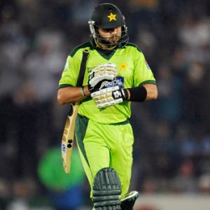 After another collapse, Pakistan crawl home to face uncertain future