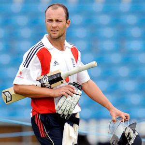 Jonathan Trott adds medium pace string to his bow