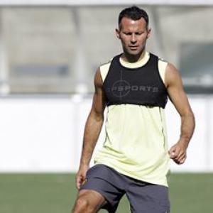 Giggs signs new Manchester United deal