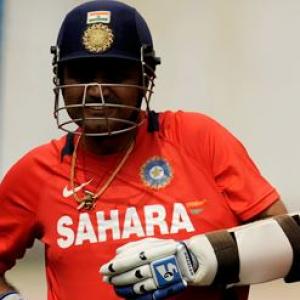 Sehwag dashes to Delhi for rib injury check-up