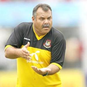 Whatmore, Rhodes in contention for Pakistan coach job