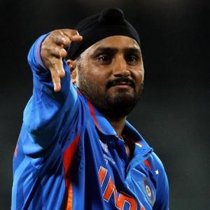 Bhajji gives thumbs down to Wankhede wicket