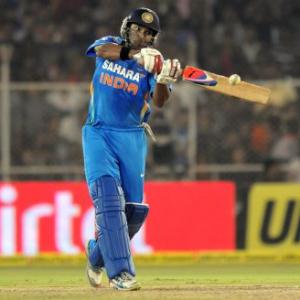 Yuvraj's blitzkrieg lifts India to T20 victory over Pak