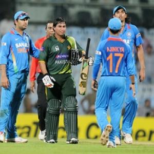 Chennai Odi Dhoni S Ton In Vain As Pakistan Clinch Win Rediff Cricket