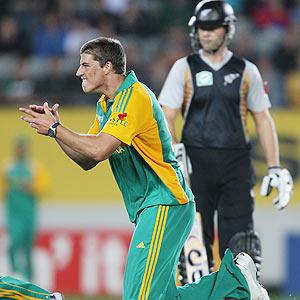 SA clinch T20 thriller to win NZ series