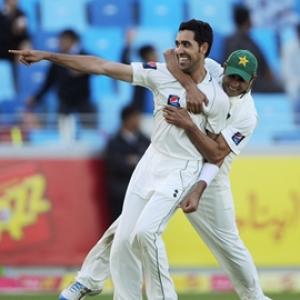 Pakistan crush England by 10 wkts in first Test