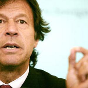 Imran Khan threatens to take Sharif to court for 'lying'