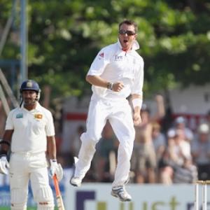 Swann leads England fightback as 17 wickets fall