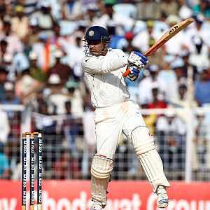 Swann checks India's march after Sehwag's ton