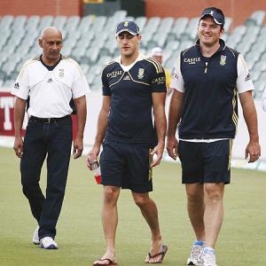 Battered, bruised Proteas defend ranking in Perth