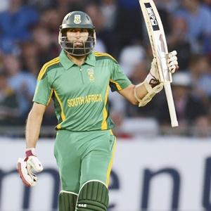 Amla, De Villiers guide South Africa to easy win