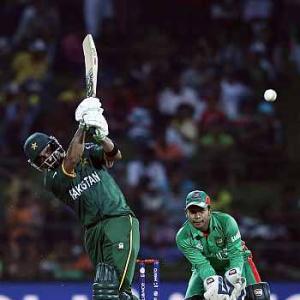Pakistan storm into Super Eights after Nazir's onslaught