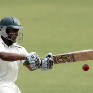 Shakib shrugs off injury to lead Bangladesh to 300-6
