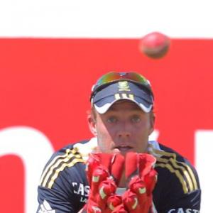South Africa's De Villiers relishing keeper's role