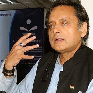 Tharoor's jibe at Modi: Let's hope Sharif is served biryani