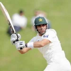 Misbah leads Pakistan fightback as Zimbabwe sniff rare Test win