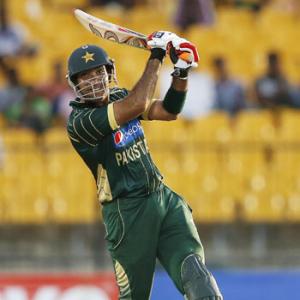 Maqsood, Alam stand tall as Pakistan win tense chase