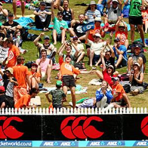 Spectator pouches catch, takes home lucrative prize in NZ-WI match